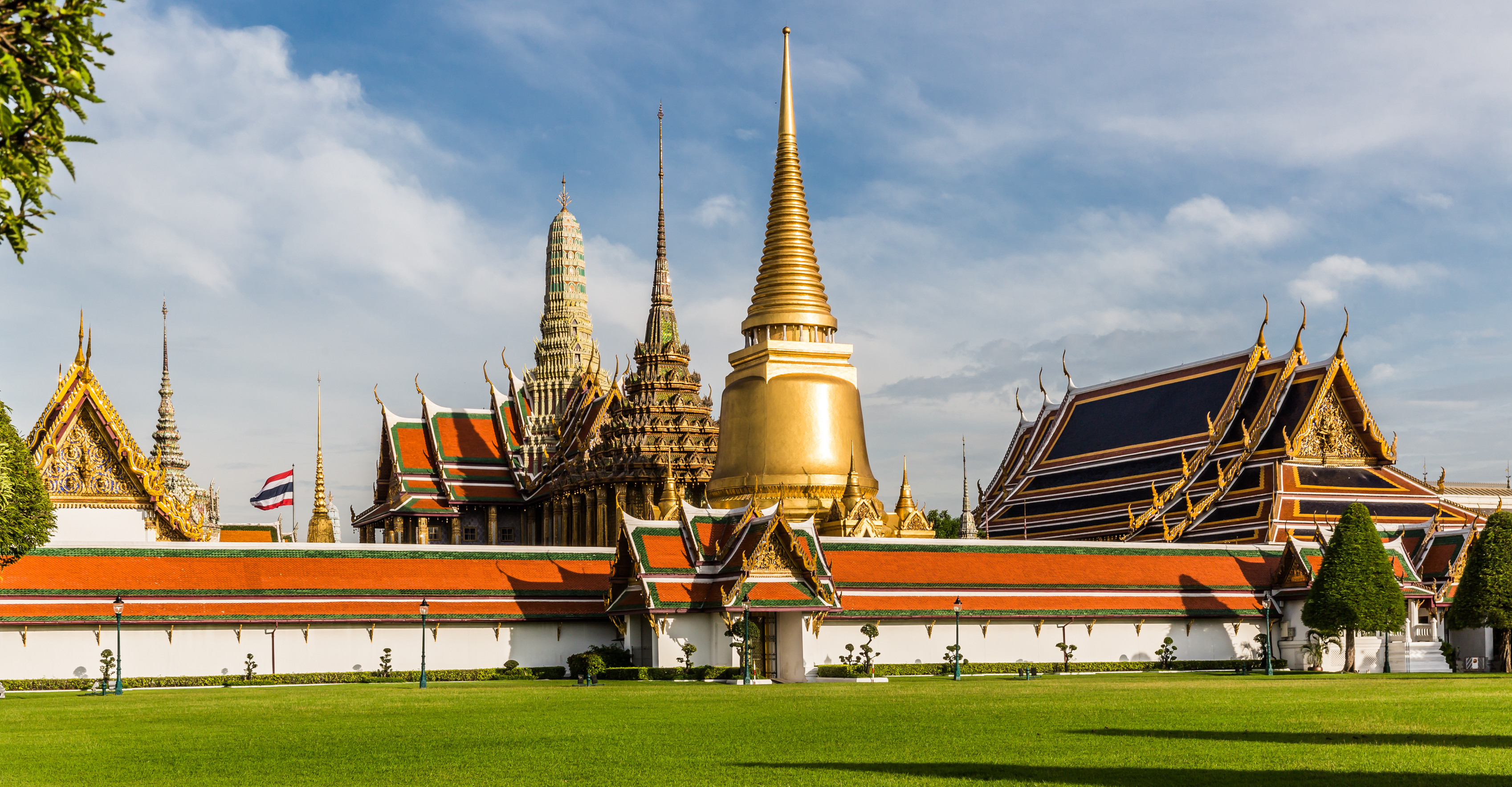 The Grand Palace and Wat Phra Kaew, the walled complex where this loop starts