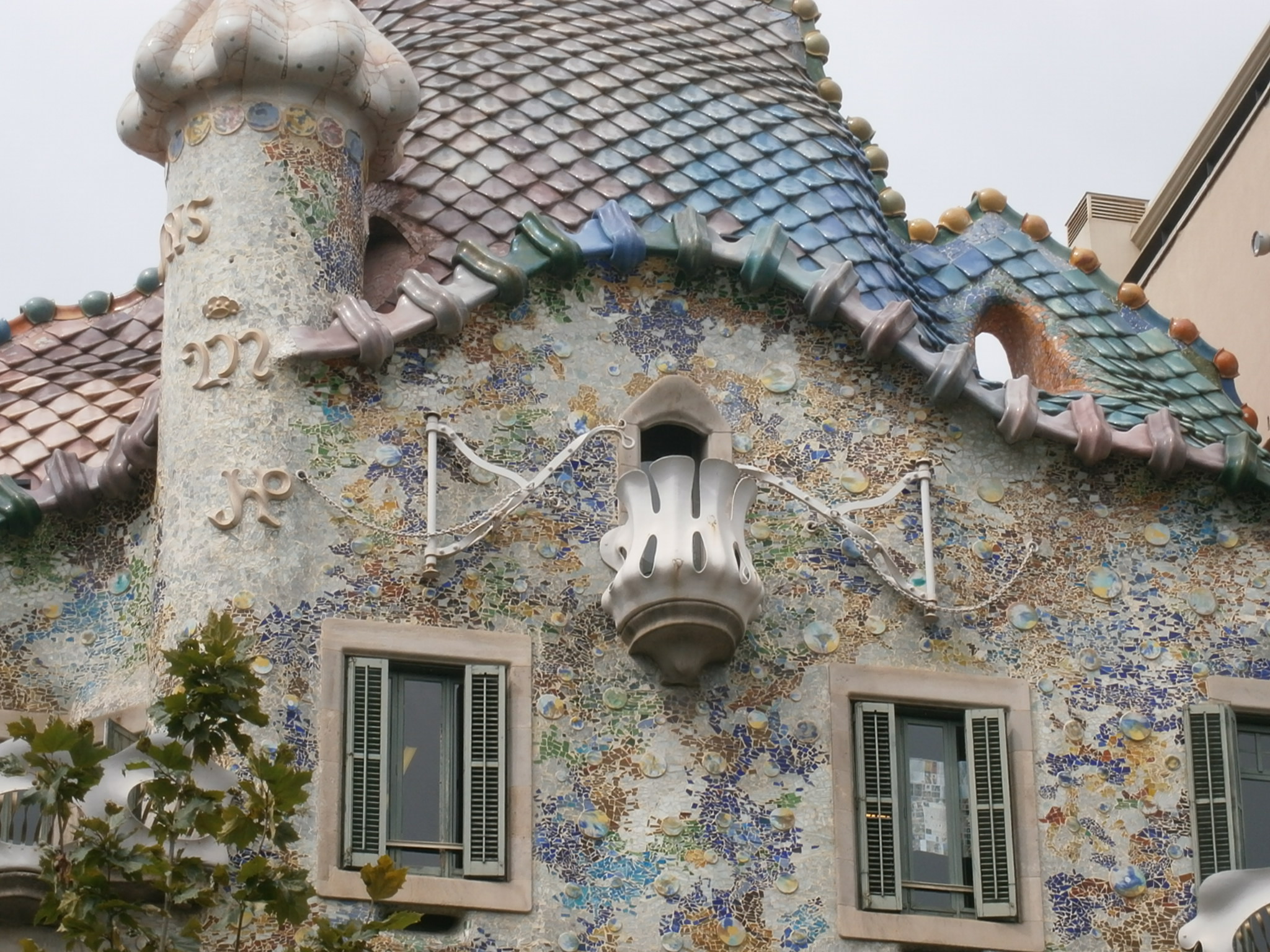 Casa Batlló’s mosaic-tiled, dragon-roofed facade on Passeig de Gràcia, one stop on this one-day route with Sagrada Família and La Pedrera
