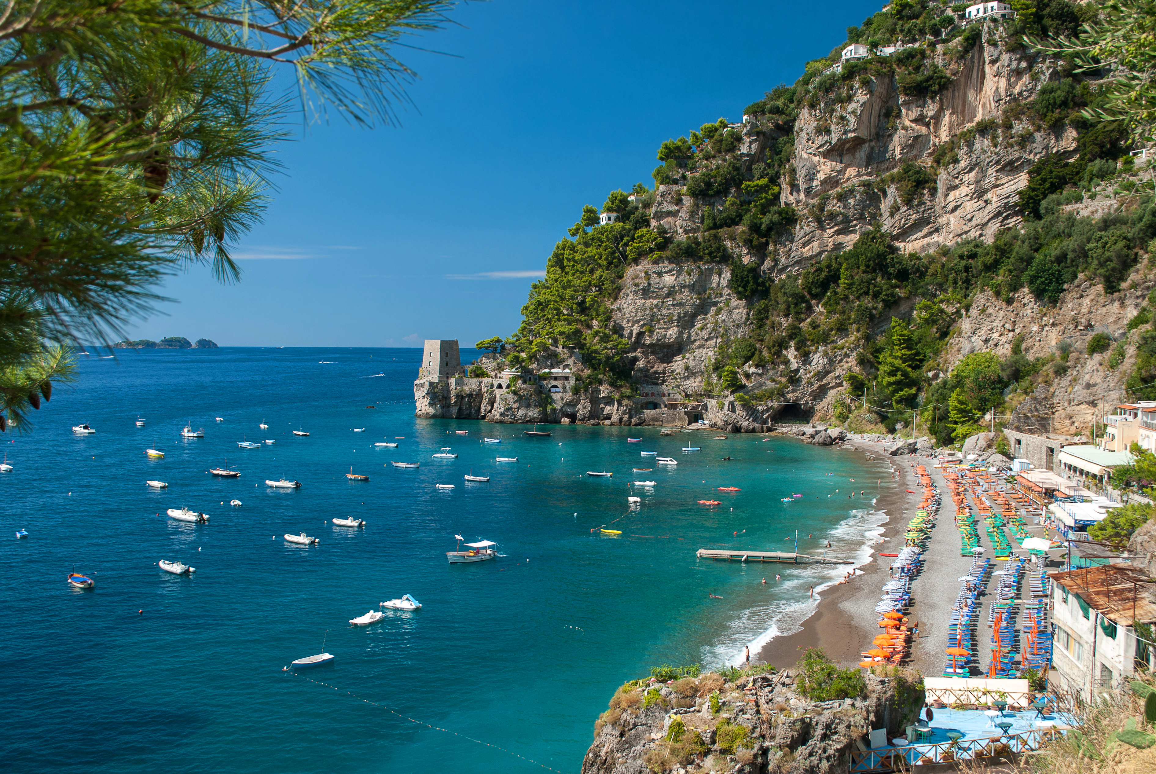 Les maisons de Positano accrochées à la falaise au-dessus de la plage de Fornillo, sur la côte amalfitaine
