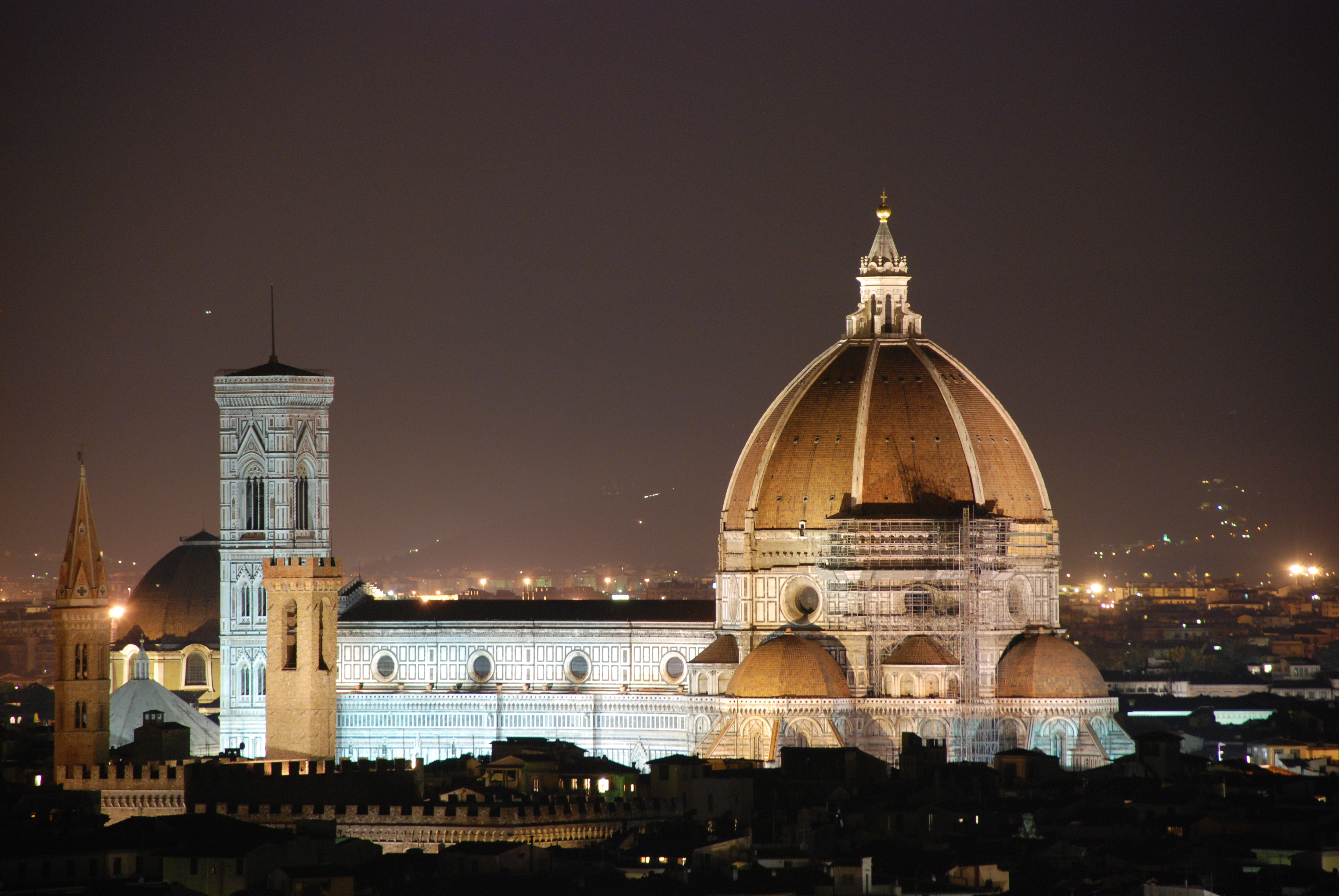 Le Duomo de Florence et la coupole de Brunelleschi vus de nuit depuis la Piazzale Michelangelo