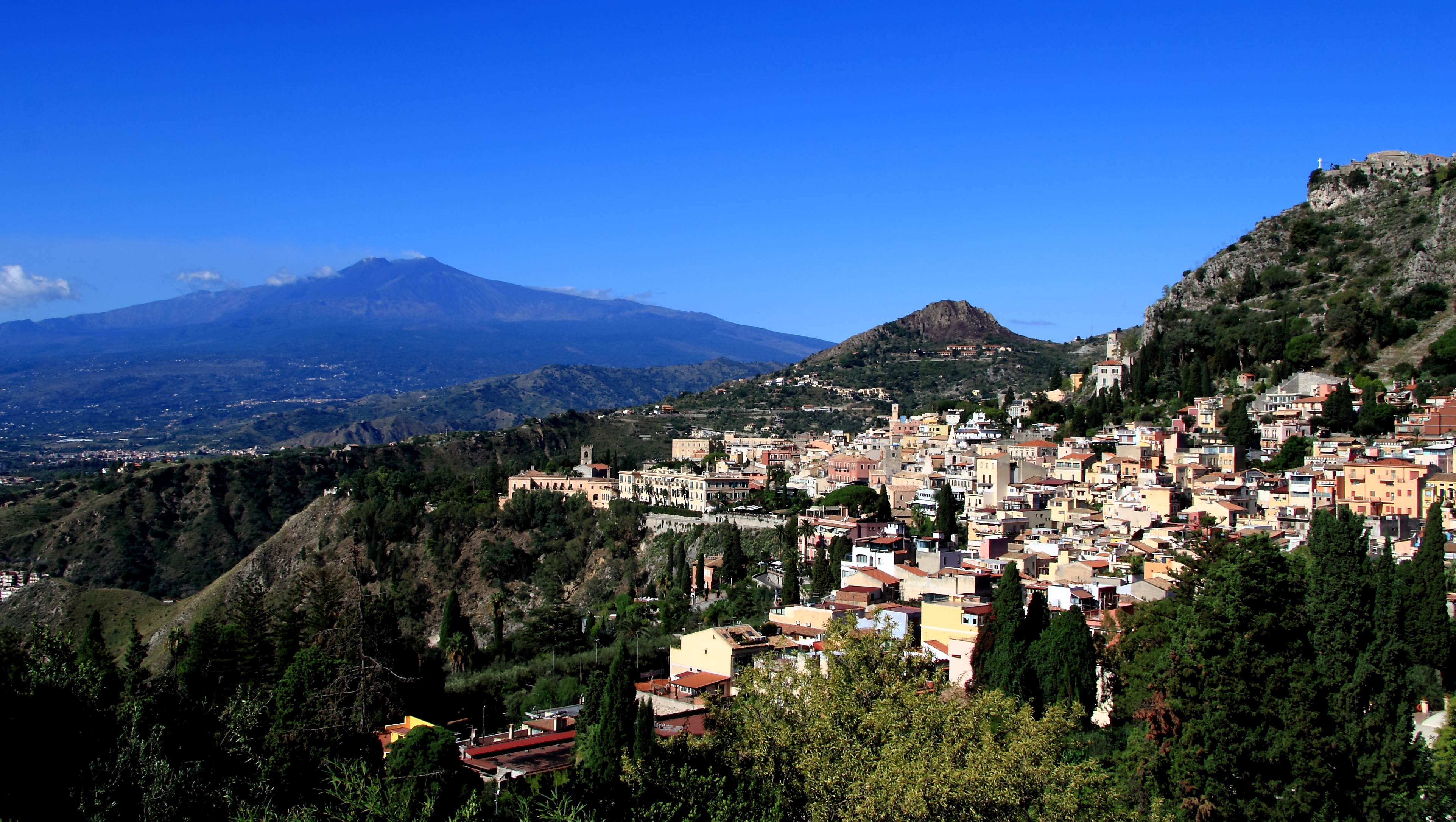 L’Etna et la ville de Taormine vus depuis le théâtre grec antique, en Sicile