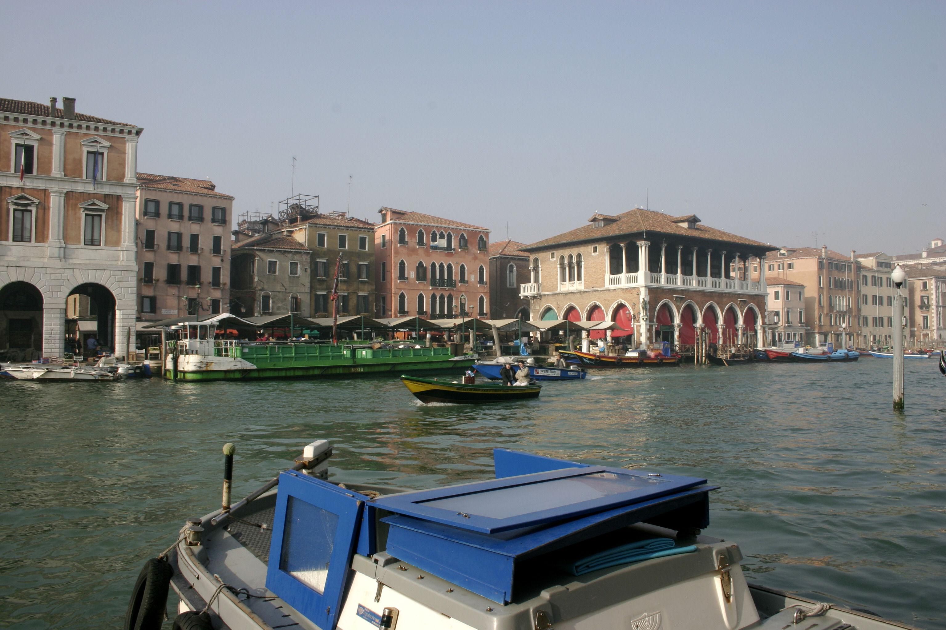 Gondoles et palais le long du Grand Canal à Venise